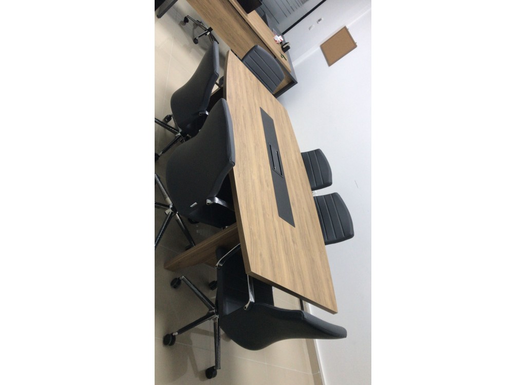 Akira Toplantı Masası